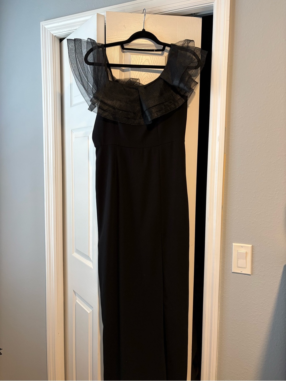 Elegant Black Ruffle-Neck Evening Dress